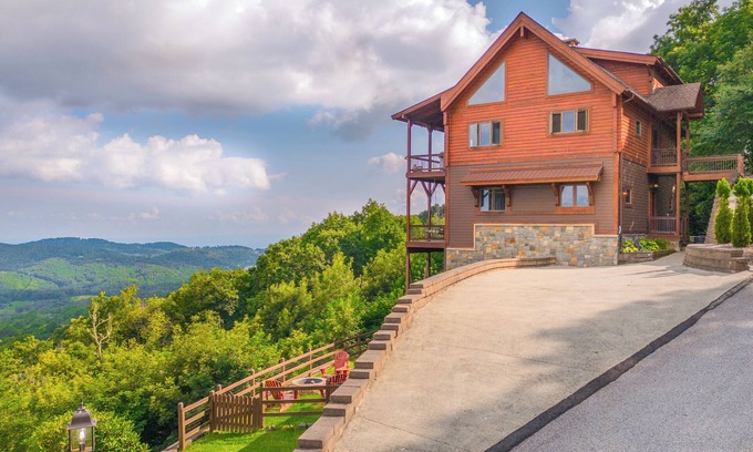 Blowing Rock House | Long Range Views! Spacious 5-bedroom House Great For Multi Families!