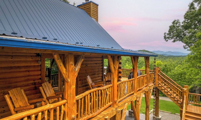 Black Mountain Cabin | LONG RANGE VIEWS/HOT TUB/FIREPLACE/GAME ROOM/CREEK/TRAILS