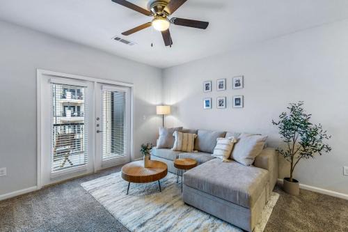 West Oak Hill Apartment | Long Stays Welcome, Pool, Free Parking, and Balcony
