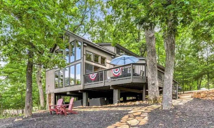 Wright City Ski Chalet | Longhorn Lakeside Chalet w/Hot Tub by StayLage