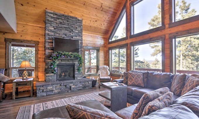 Mammoth Creek House | Longview Lodge with Furnished Deck and Fire Pit!