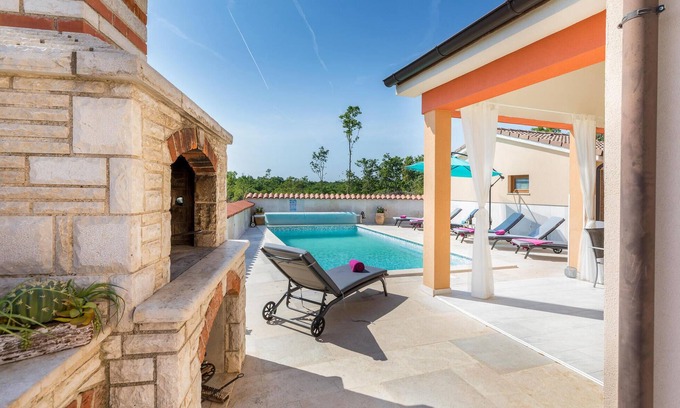 Pinezici House | Look forward to vacationing in this vacation home with pool and views of the green surroundings!