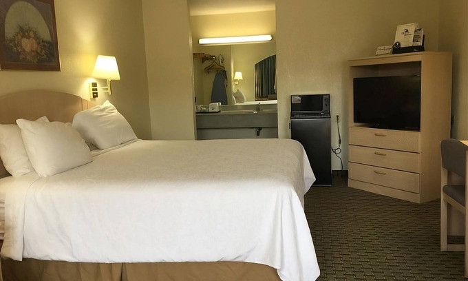 Cabot House | Look No Further! Free Breakfast & Parking, Pool, Minutes to Cambridge Park