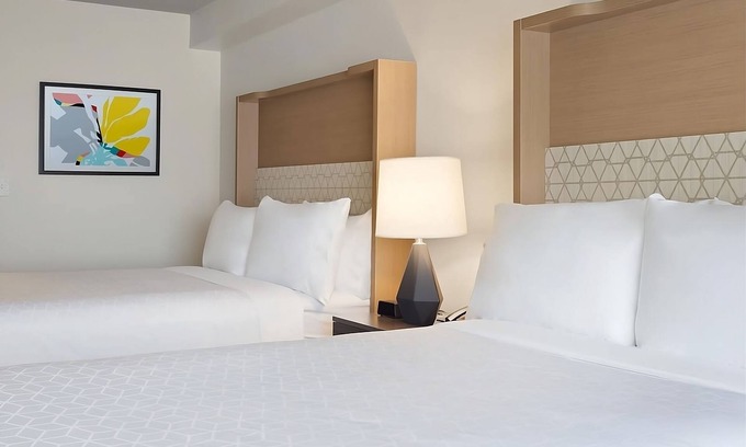 Florida Center Hotel | Look No Further! Relaxing Room, Pool, Close to Orlando International Outlets!