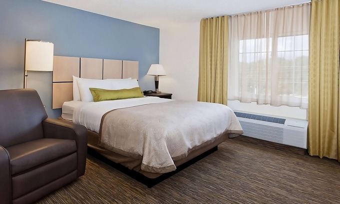 Southfield Hotel | Looking For a Place to Relax? 2 Peaceful Rooms w/Kitchen, Free Parking!