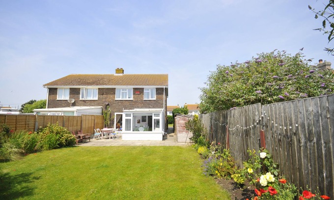Camber House | Looney Dunes, Camber - 1 min to sand dunes, 2 sunny gardens, 3 bedrooms