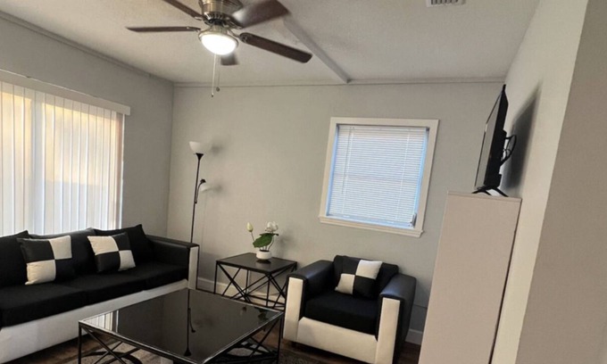 Bay Crest Park Apartment | Lopez Place