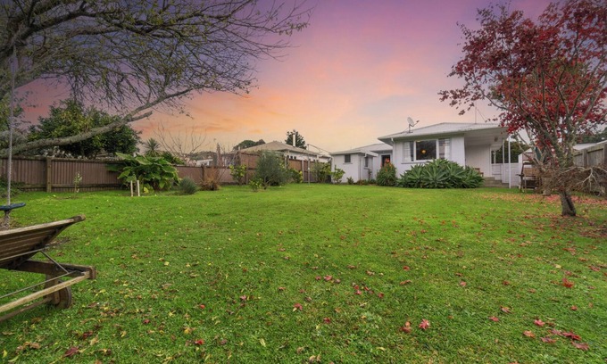 Raglan Cottage | Lorenzen Bay Bungalow - Raglan Holiday Home
