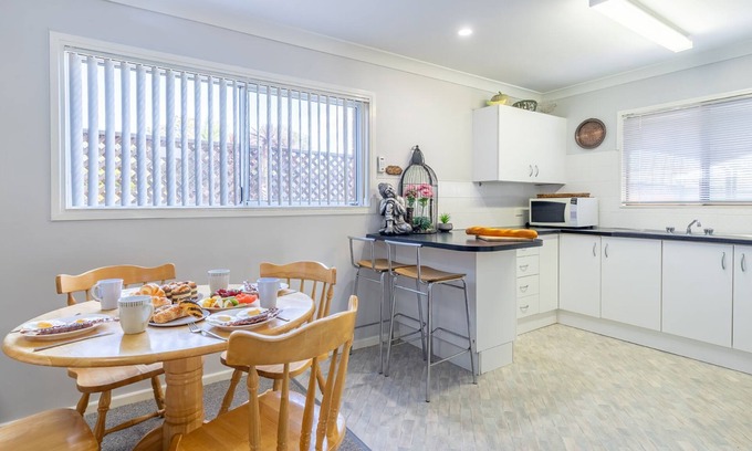 Shoal Bay Apartment | Lorikeet Retreat, 2/117 Tomaree Rd - Pet Friendly, Air Conditioned Holiday House
