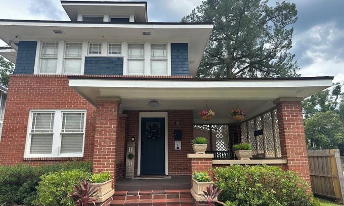 Riverside House | Lorraine's Home Away From Home - Walking distance to Five Points