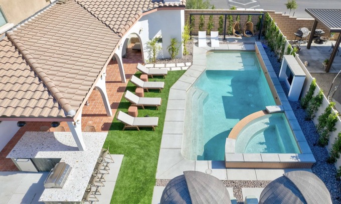 Coachella House | Los Arcos- 7 bedrooom, sleeps 19 Pool Home
