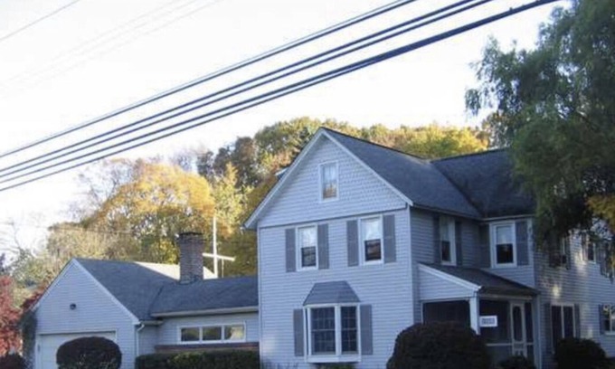 Allenwood House | Lots of space! Close to the beach! Swimming pool!