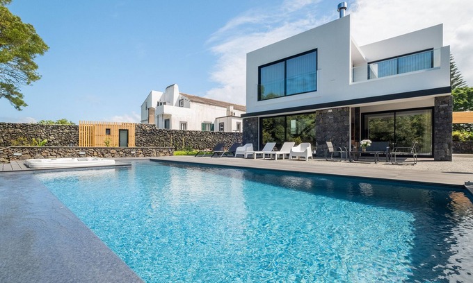 Ponta Delgada House | Lotus House - Heated Pool & Jacuzzi near the Beach