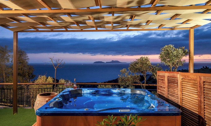 Vizari Apartment | Lotzetta Giannios Suite with Hot Tub by Estia