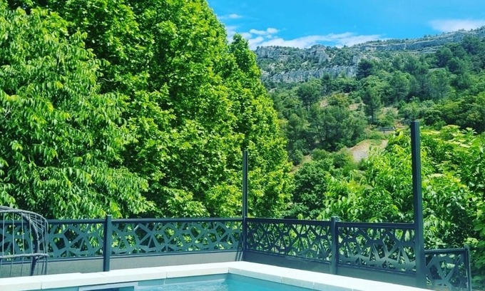 Fontaine-de-Vaucluse House | Lou Roucas : Pleasant village house with view