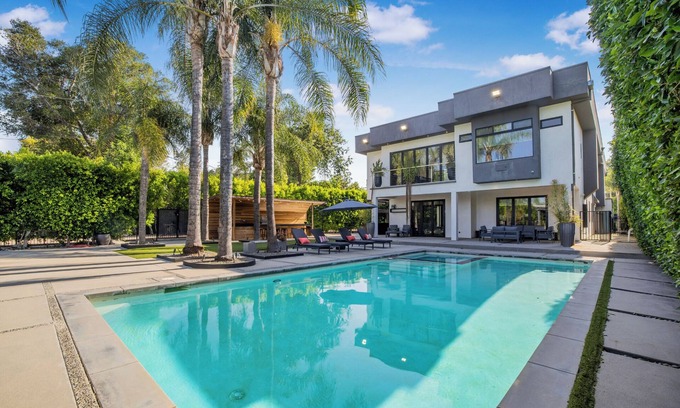 Encino House | Louise Modern - Luxury Smart Estate in Encino w/Pool, Gym & Spa