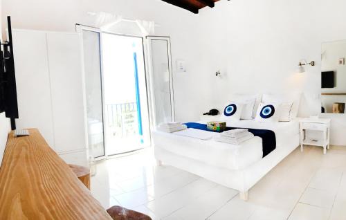 Kini Apartment | Loukia Studios & Suites
