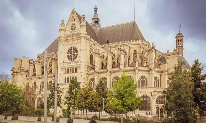 Les Halles Apartment | LOUVRE,NOTRE DAME-EXPLORE THE CITY'S ICONIC LANDMARKS, JUST MINUTES AWAY ON FOOT