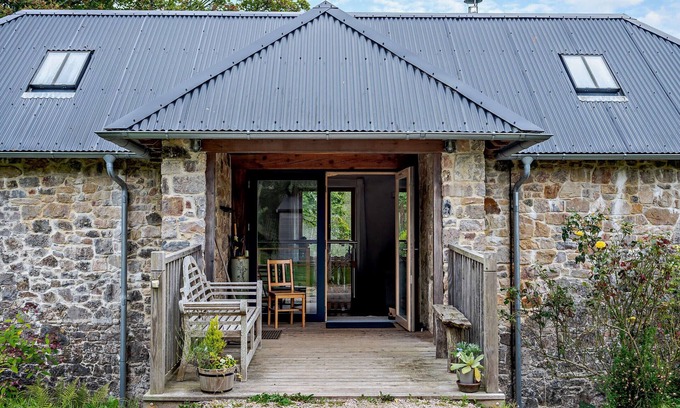 Totnes House | Love Barn - Three Bedroom House, Sleeps 6
