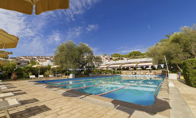 Castiglione della Pescaia House | Lovely apartment in villa for 4 guests with A/C, pool, WIFI, TV, terrace and pets allowed