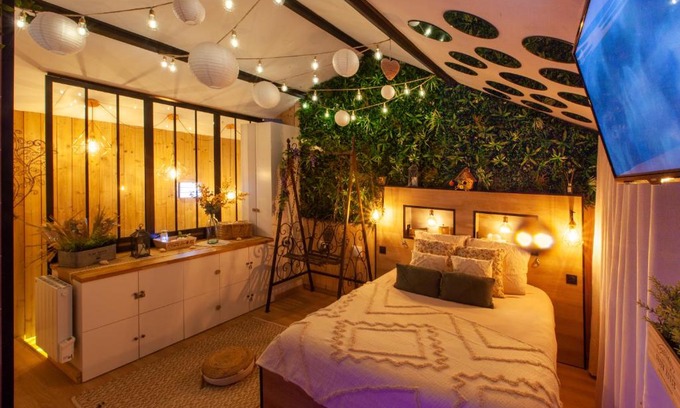 Downtown Angers Bed & Breakfast | Love Room Romantique Les Petits Plaisirs