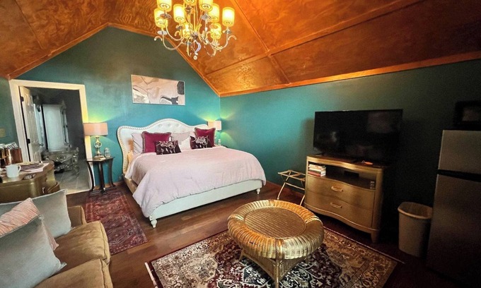 Kennard Cottage | LOVE SHACK! NEW HOT TUB, SOAKER TUB, KING BED, PINE TREES, EAST TEXAS STAY