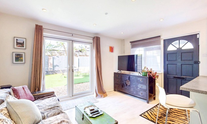 Wandsworth Common House | Lovely 1-Bed House with Private Garden
