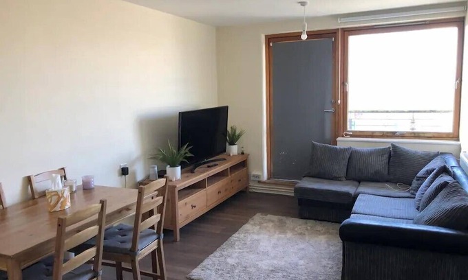 Hackney Downs Apartment | Lovely 1 BR serviced apartment w/patio sleeps 3+ | Pass The Keys