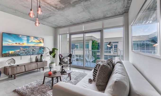 Midtown Apartment | Lovely 2/2 Condo At Midtown Miami with pool
