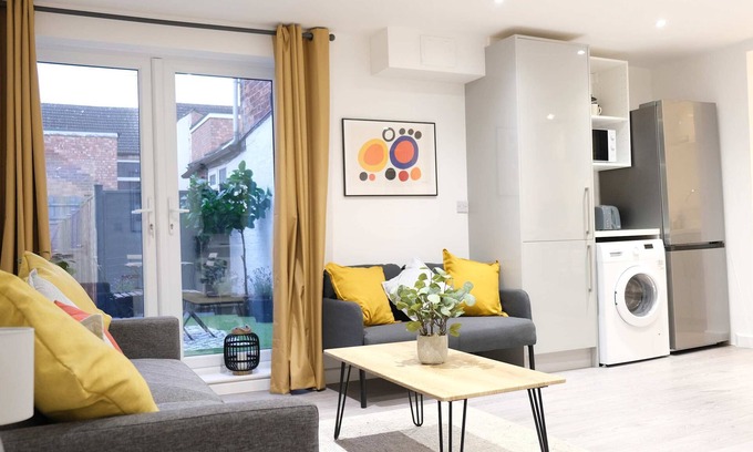 Earls Barton Apartment | Lovely 2 Bed Apartment w Garden near Northampton