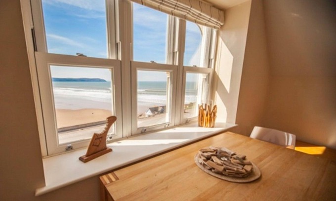 Mortehoe Apartment | Lovely 2 bed apartment opposite main beach on Esplanade with fab seaviews !