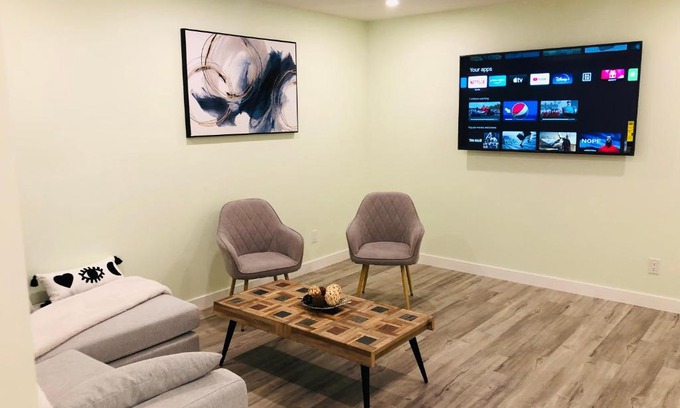 Springbank Hill House | Lovely 2-bedroom suite with private entrance