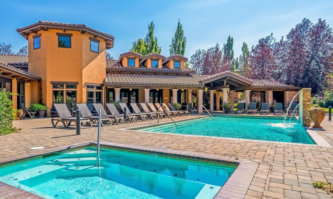 Boyd Acres House | Lovely 2 bedroom townhome with pool, AC & fitness room in popular Bend, Oregon.