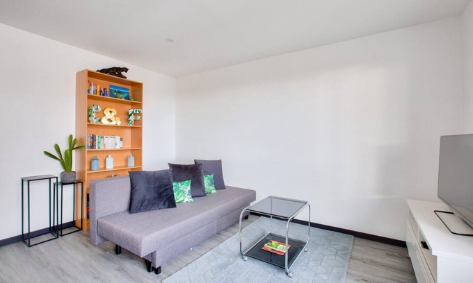 Neudorf Ouest Apartment | Lovely 2 BR Flat with balcony near the city center