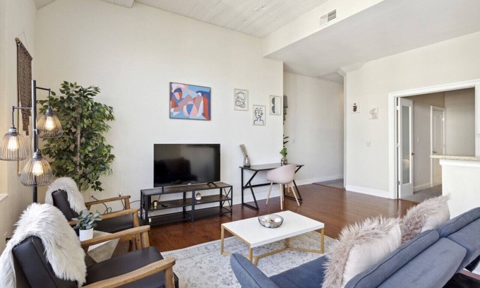West Poplar Apartment | Lovely 2BR + Gym + Free Parking | Newbold Apt