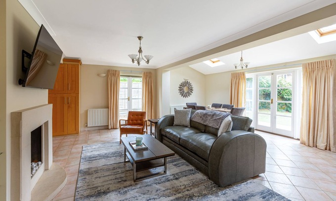Frognal and Fitzjohns House | Lovely 2BR Home in peaceful Hampstead, NW London