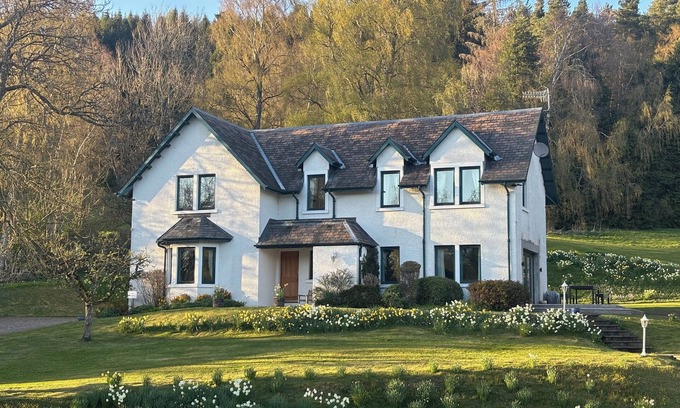 Aberfeldy House | Lovely 3 Bedroom House, peaceful surrounds in Highland Perthshire- Pet Friendly!