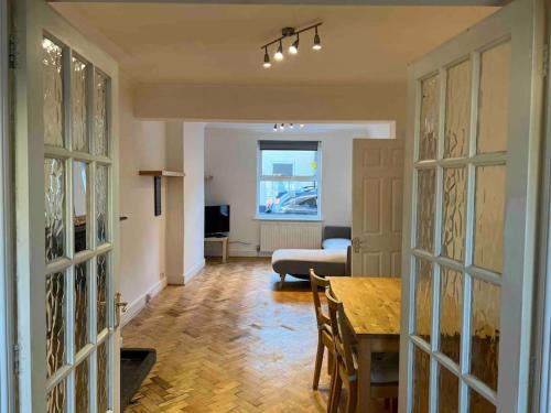 Woodside House | Lovely 3 Bedroom House South Norwood London