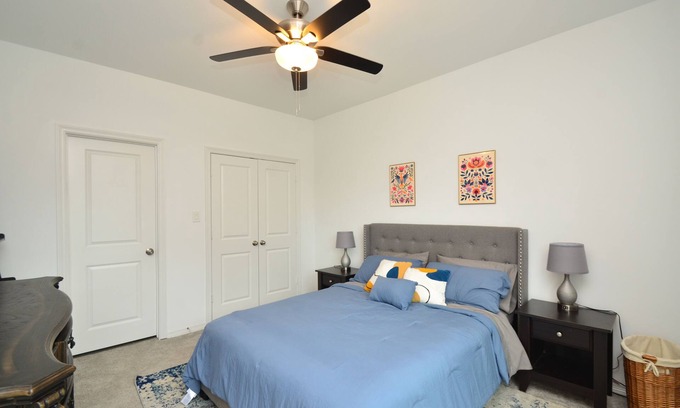 Houston House | Lovely 3-bedroom house with fire pit in Houston