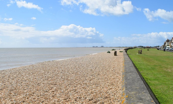 Littlestone-on-Sea House | Lovely 4 bed, 2 bath family house. Near beach, town & RH&DR. Pets welcome.