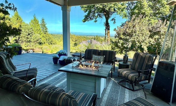 Corvallis House | Lovely 4 bedroom, 3 bath home with hot tub and stunning views of the Cascade Mt.