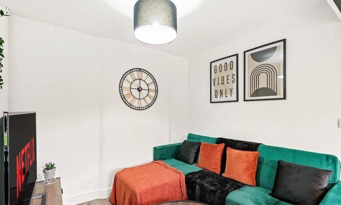Derby Apartment | Lovely 4 House Bed in Derby - Parking - Garden