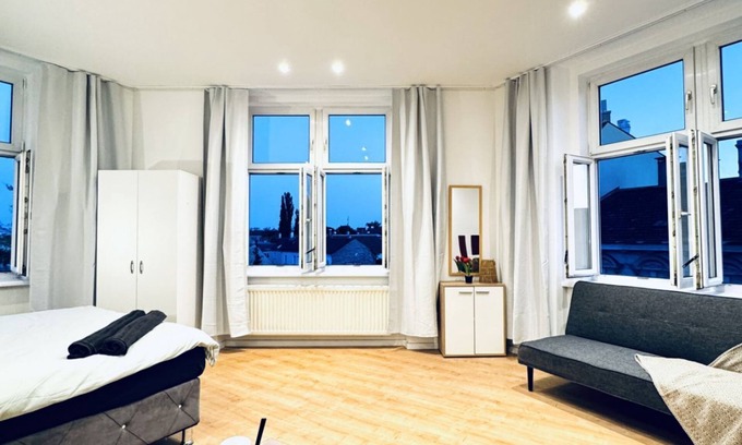 Liesing Apartment | Lovely 4BR Apt; Near Kaufpark Alterlaa