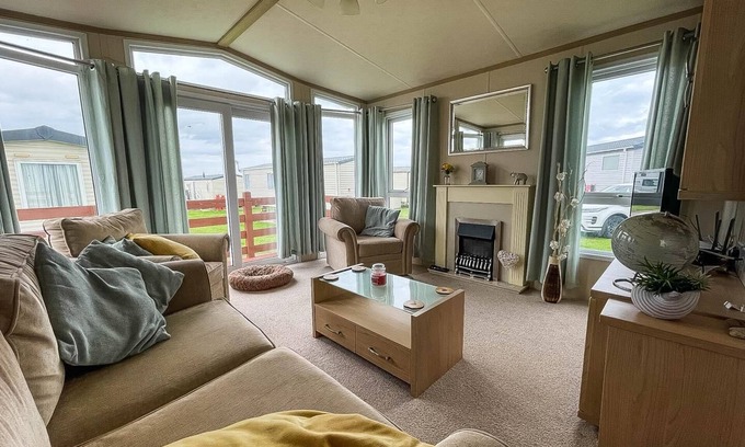 Pakefield House | Lovely 6 berth caravan with decking, WiFi and onsite beach access ref 68004CL