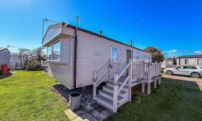 Pakefield House | Lovely 6 berth caravan with side decking on Pakefield Holiday Park ref 68032B