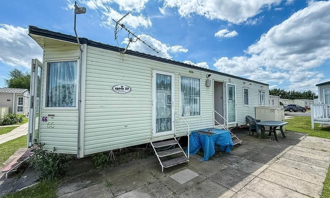 Skegness House | Lovely 8 berth caravan at Southview, Skegness, with lake views ref 33066CL