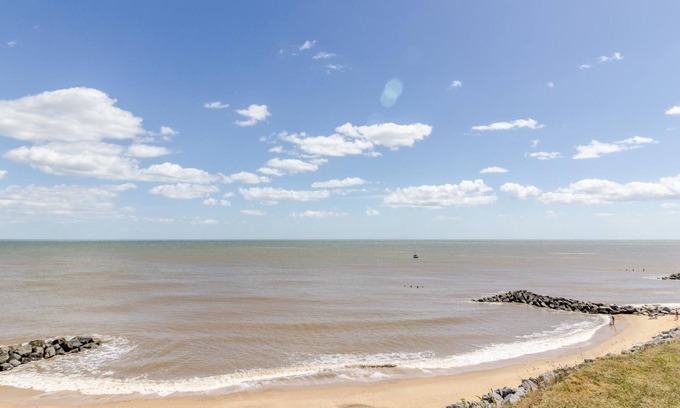 Hopton on Sea House | Lovely 8 berth caravan at Hopton Holiday Park to hire in Norfolk ref 80017L