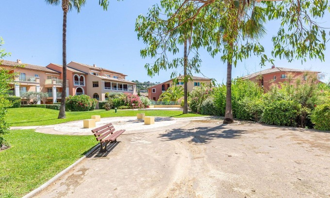 Plage de la Garonnette Apartment | Lovely apartment for 4 guests with WIFI, A/C, pool, TV, terrace and parking