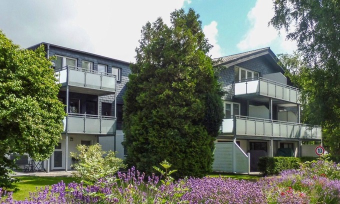 Warwerort House | Lovely apartment in villa for 6 people with WIFI, TV, terrace, pets allowed and parking