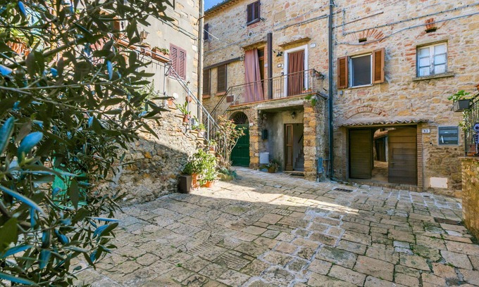Casale Marittimo Apartment | Lovely apartment for 5 guests with WIFI, TV, patio and pets allowed